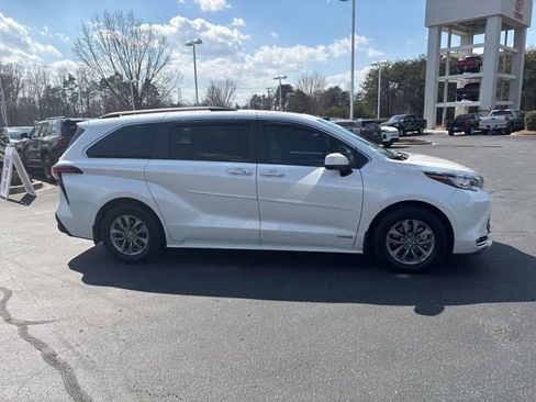 Used 2021 Toyota Sienna XLE image 5