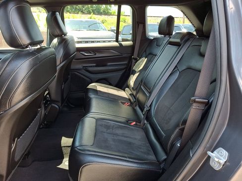 Used 2023 Jeep Grand Cherokee Altitude AWD/4WD image 10