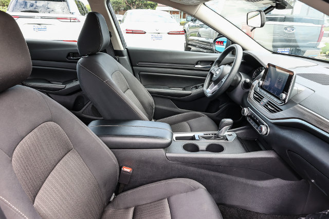 Used 2025 Nissan Altima 2.5 SV FWD image 19