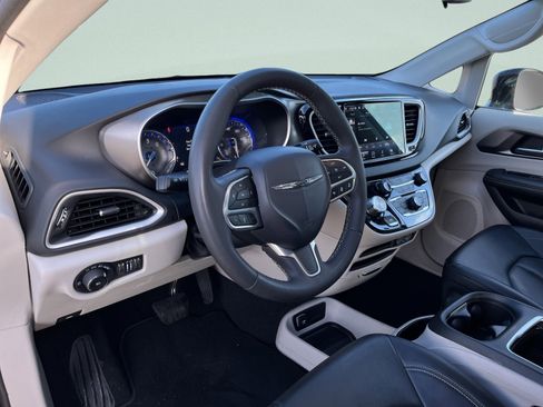 Used 2024 Chrysler Pacifica Touring-L image 16