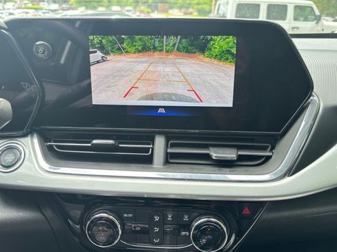 Used 2025 Chevrolet Trax LT FWD image 23