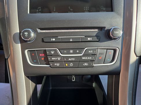 Used 2018 Ford Fusion SE w/ Fusion SE Technology Package image 26