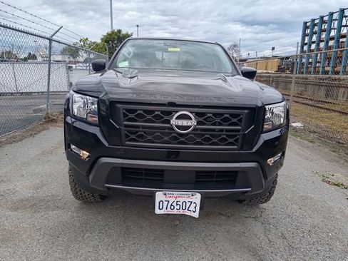 Used 2022 Nissan Frontier SV image 2