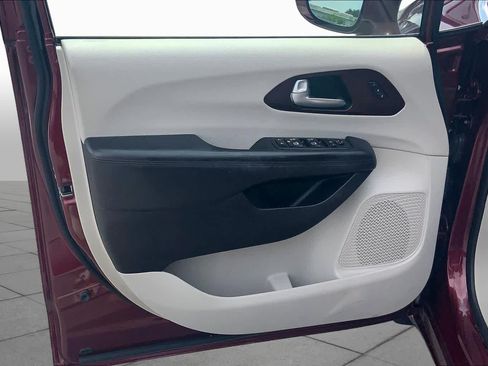 Used 2017 Chrysler Pacifica Limited w/ UConnect Theater Package FWD image 22