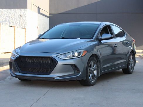 Used 2017 Hyundai Elantra SE image 2