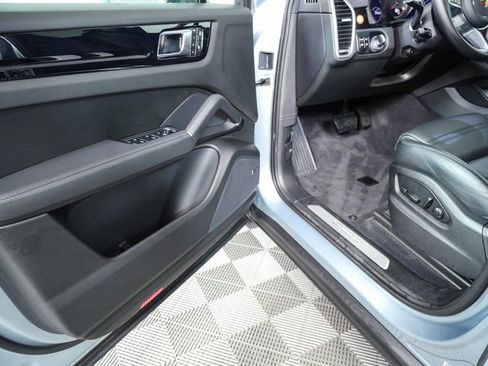 Certified 2023 Porsche Cayenne w/ Premium Package AWD/4WD image 8