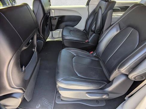 Used 2023 Chrysler Pacifica Touring-L FWD image 18