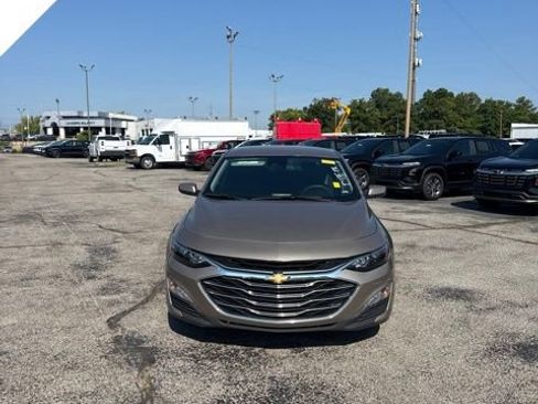 Used 2025 Chevrolet Malibu LT FWD image 2