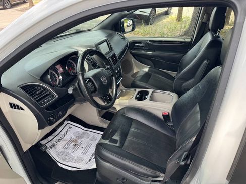 Used 2019 Dodge Grand Caravan SXT w/ Mopar Premium Addition Group FWD image 8