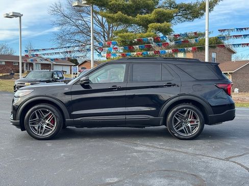 Used 2025 Ford Explorer ST-Line w/ ST-Line Street Pack image 8