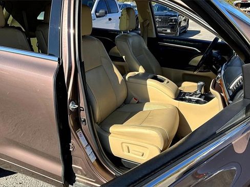 Used 2017 Toyota Highlander Limited Platinum image 7