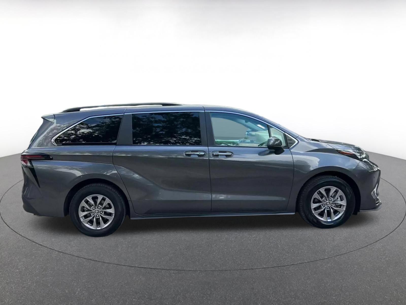 Used 2025 Toyota Sienna XLE FWD image 15