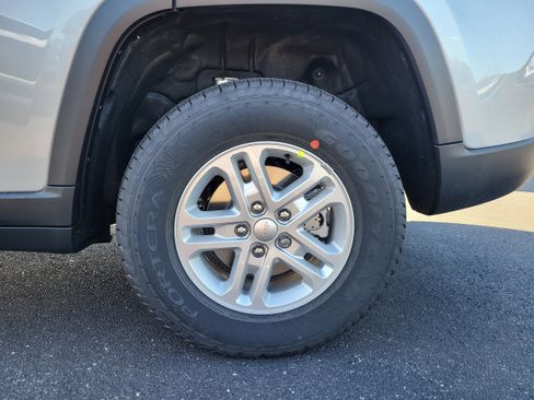 New 2025 Jeep Grand Cherokee Laredo image 9