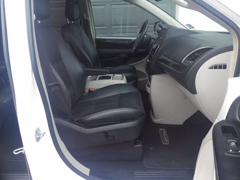 Used 2016 Chrysler Town & Country Touring-L FWD image 31