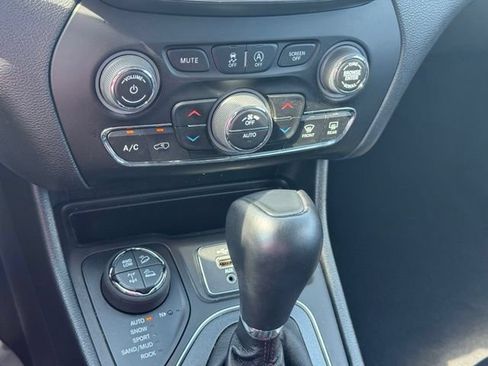Used 2022 Jeep Cherokee Trailhawk w/ Premium Leather Package AWD/4WD image 35