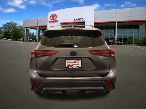 Used 2023 Toyota Highlander Limited AWD/4WD image 3