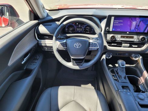 Used 2025 Toyota Grand Highlander AWD image 19