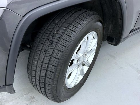 Used 2021 Jeep Grand Cherokee Laredo X image 23