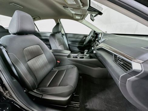 Used 2025 Nissan Altima 2.5 SV FWD image 29