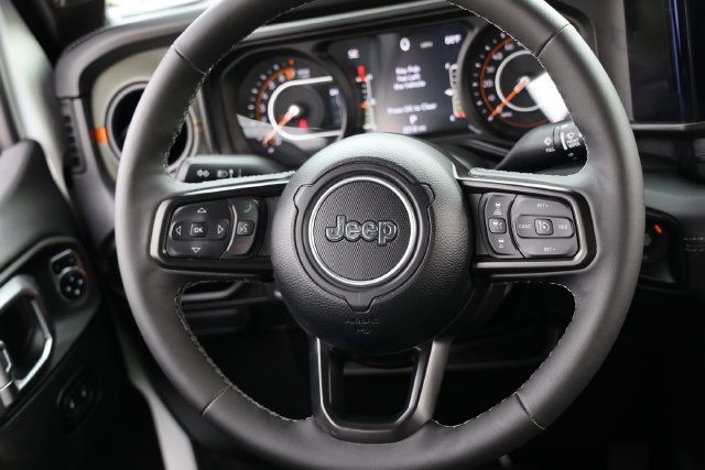 Used 2025 Jeep Gladiator Mojave AWD/4WD image 30