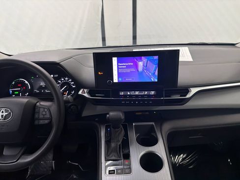 Used 2025 Toyota Sienna LE FWD image 28