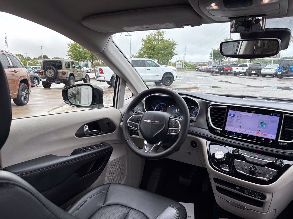 Used 2024 Chrysler Pacifica Limited FWD image 20