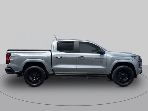 Used 2024 Chevrolet Colorado LT AWD/4WD image 2