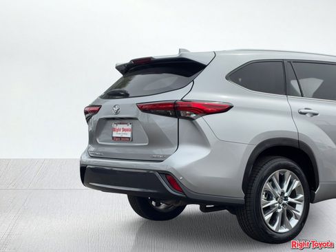 Used 2023 Toyota Highlander Limited image 11