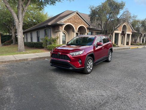 Used 2021 Toyota RAV4 XLE Premium FWD image 4