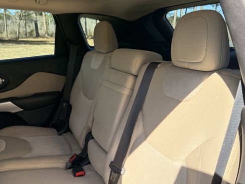 Used 2017 Jeep Cherokee Sport image 25