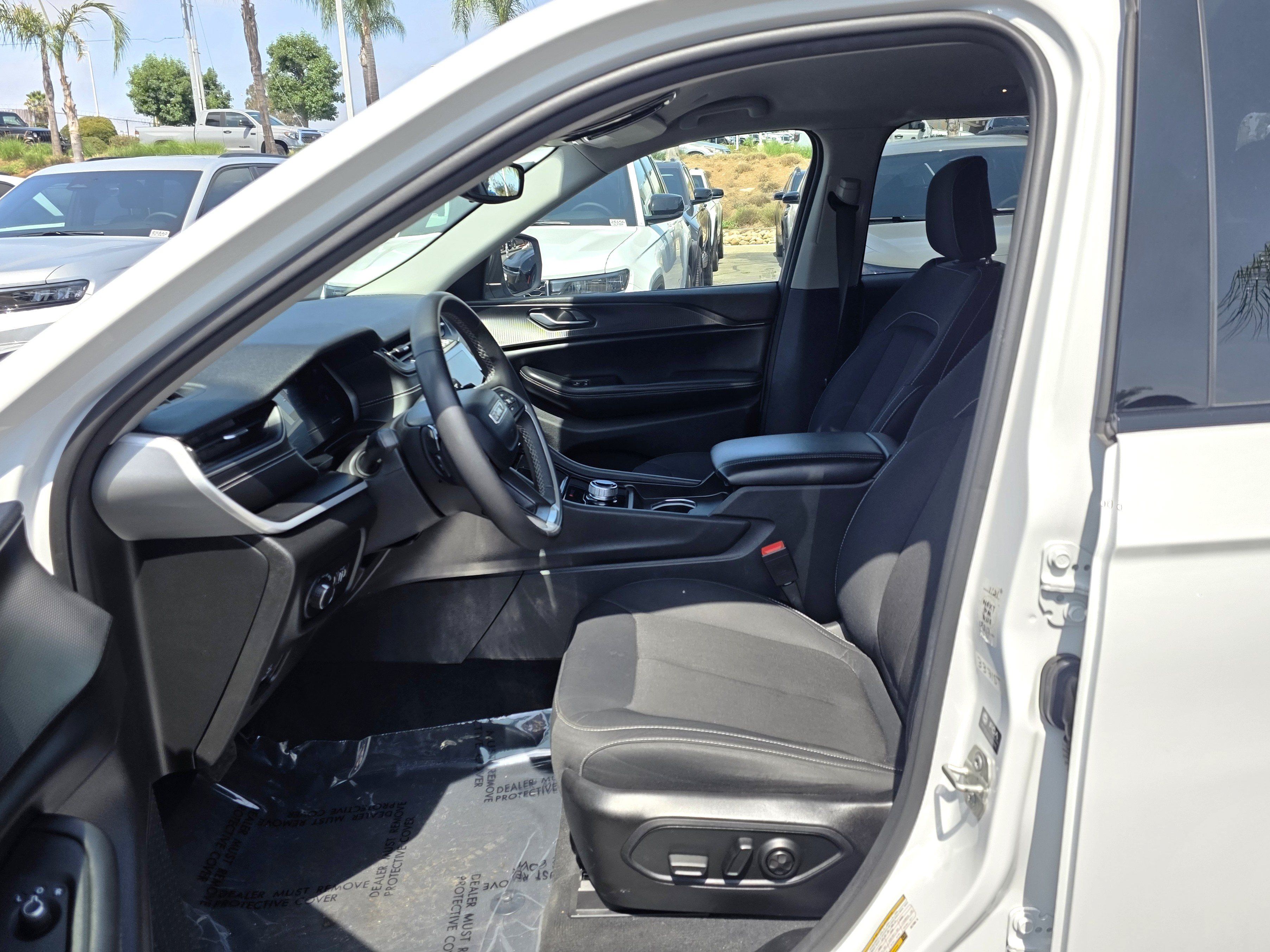 Certified 2024 Jeep Grand Cherokee Laredo RWD image 13
