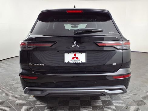 Used 2025 Mitsubishi Outlander SE image 6