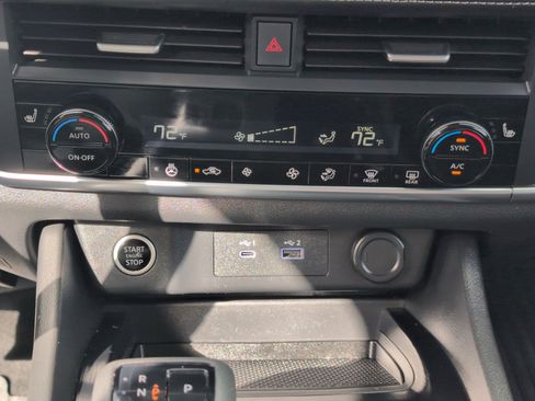 Used 2023 Nissan Rogue SV w/ SV Premium B Package image 27