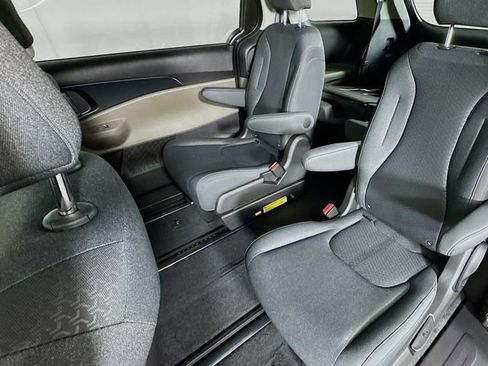 New 2026 Kia Carnival LX FWD image 24