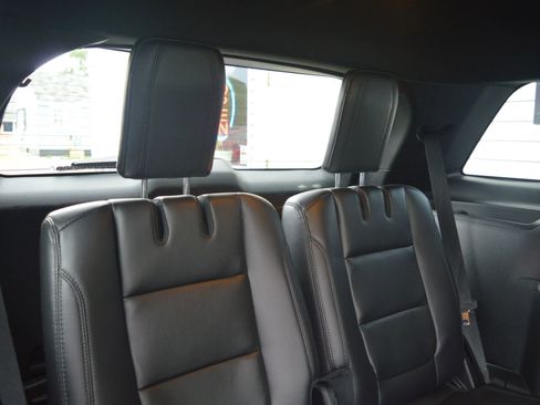 Used 2018 Ford Explorer XLT w/ Equipment Group 202A FWD image 27
