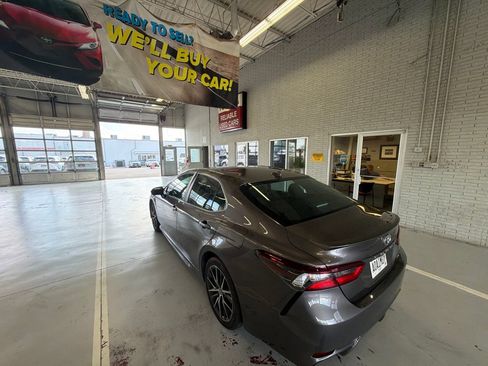 Used 2023 Toyota Camry SE FWD image 5