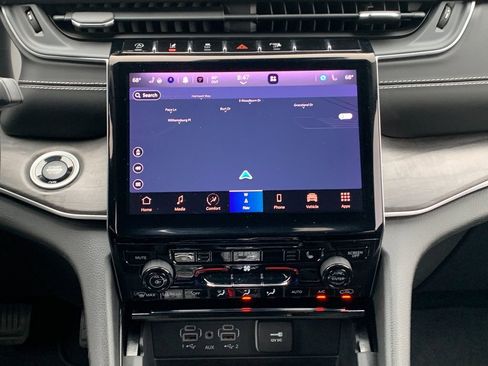 Used 2023 Jeep Grand Cherokee Limited image 16