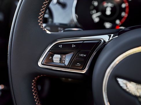 Used 2025 Bentley Bentayga image 57