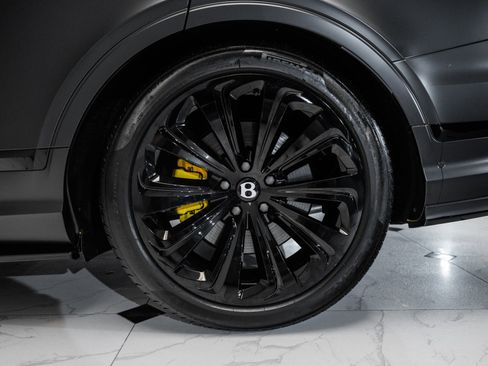 Used 2024 Bentley Bentayga Azure V8 image 14