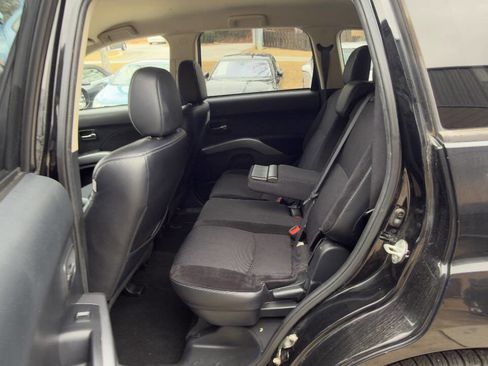 Used 2013 Mitsubishi Outlander SE image 32