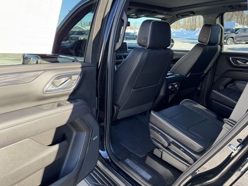 Used 2023 GMC Yukon SLT w/ SLT Luxury Package image 11