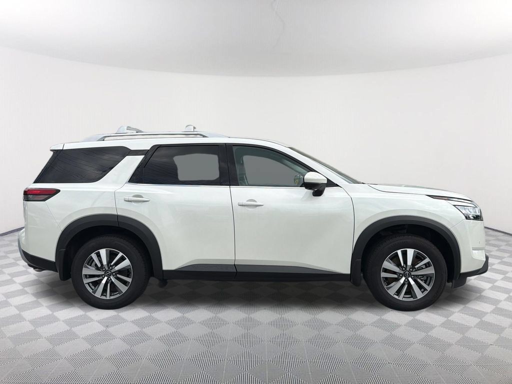 Used 2024 Nissan Pathfinder SL FWD image 4