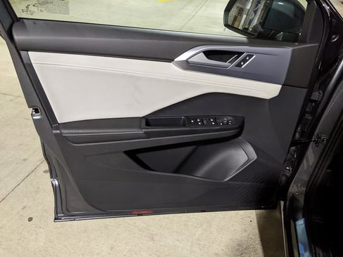 New 2025 Volkswagen Taos SE image 9