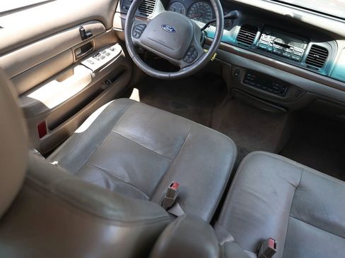 Used 2004 Ford Crown Victoria LX RWD image 20