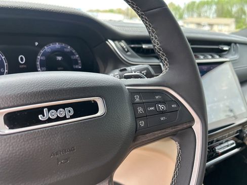 Used 2024 Jeep Grand Cherokee Limited w/ Black Appearance Package image 22