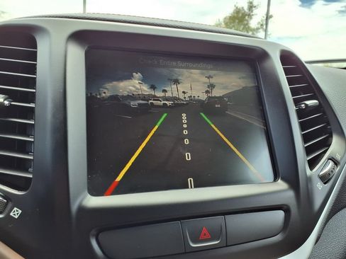Used 2017 Jeep Cherokee Limited FWD image 2