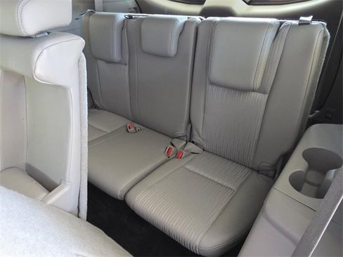 Used 2018 Toyota Highlander LE image 15