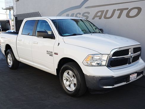 Used 2019 RAM 1500 Classic SLT w/ Luxury Group image 3