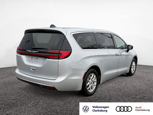 Used 2024 Chrysler Pacifica Touring-L image 5