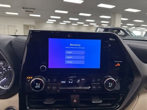 Used 2023 Toyota Highlander XLE AWD/4WD image 14